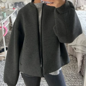 SÖKER - Söker denna gråa zara jacka i storlek S🫶💐