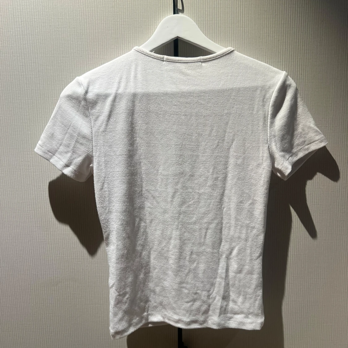 Vit ribbad topp med cut-out från BikBok - 2