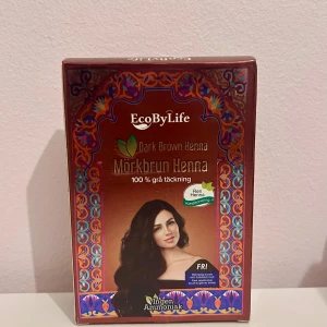 EcoByLife Mörkbrun Henna hårfärg - Mörkbrun henna hårfärg från EcoByLife med 100% grå täckning. Innehåller naturliga örter som amla, hibiskus, shikakai och aloe vera. Fri från ammoniak och syntetiska tillsatser. Ger ett naturligt och glansigt resultat.