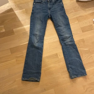 Levi’a jeans  - Fina och ej överdrivet andvända jeans! Storlek 24 ny pris 1300