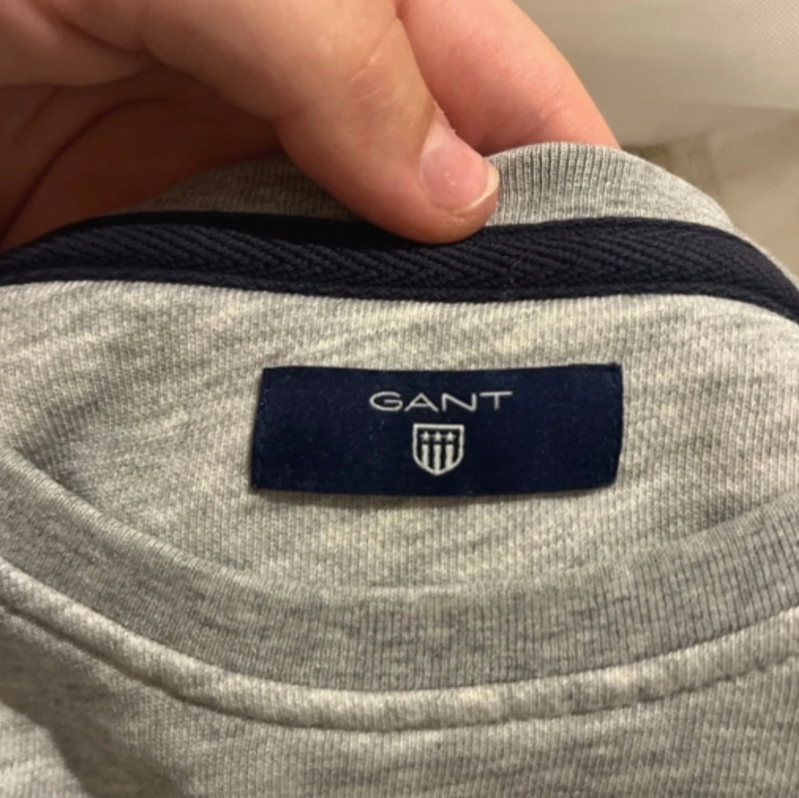 Grå sweatshirt från GANT med broderad logga - 2