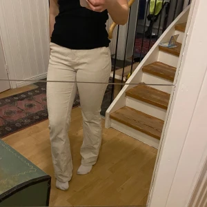 Beiga manchester byxor - Säljer ett par beiga byxor som är bootcut med hög midja men det är också snyggt att vika ner dem. Byxorna är i manchester material och passar perfekt till vardags och fest. Klassisk stil som är enkel att matcha med olika toppar.