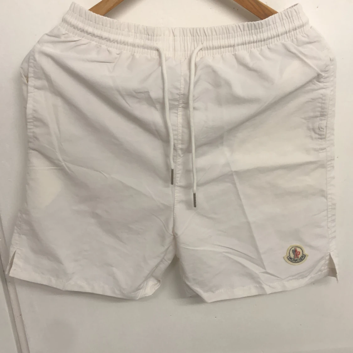 Vita shorts från Moncler med dragsko