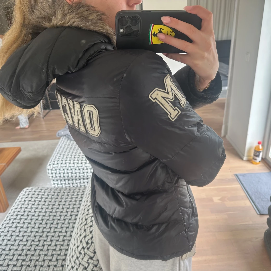 Svart dunjacka med pälsdetalj från Moncler - 3