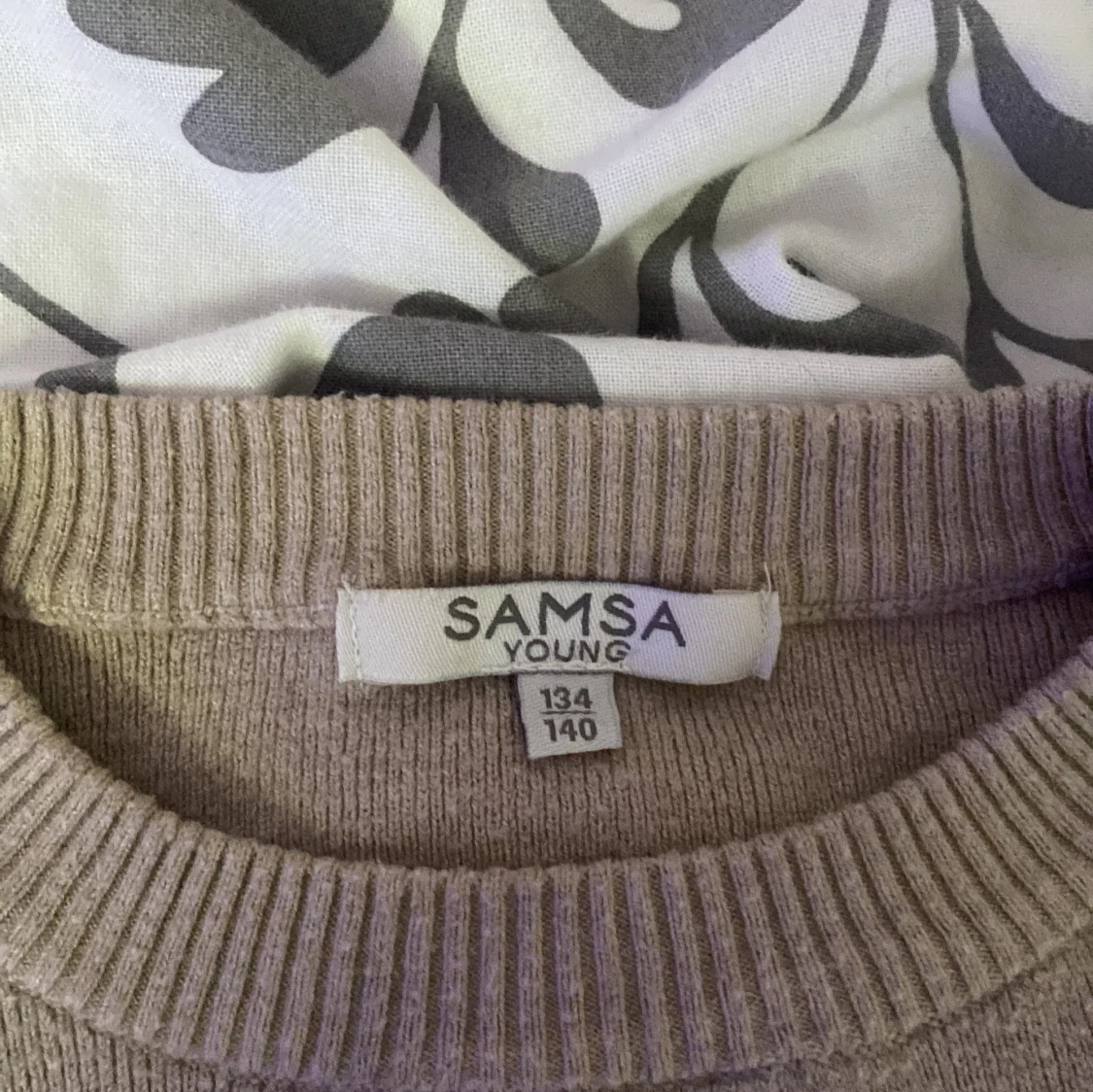 Beige stickad tröja med volang från SAMSA Young - 2