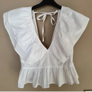 Volangtopp - Säljer mina super söta vita volang topp som tyvärr inte passar mig. Den är i bra skick! Storlek S. (Lånade bilder)