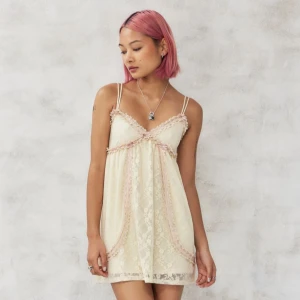 SÖKER! Light Before Dark Cornelia Lace Dress - Söker himmel och jord efter den här klänningen i storlek S eller uppåt!! Kunde köpas på Urban Outfitters men är numera slutsåld!! 