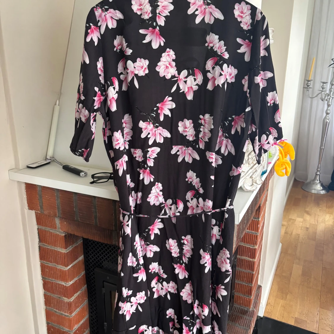 Svart blommig omlottklänning med bälte - 1