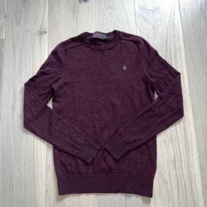Stickad tröja från Morris i 100% merino ull - Säljer en vinröd stickad tröja från Morris. 100% merino ull. Perfekt för en kallare dag på sommaren. Ny pris runt 1600kr, mitt pris endast 375kr. Det är bara att skriva om ni har några funderingar.
