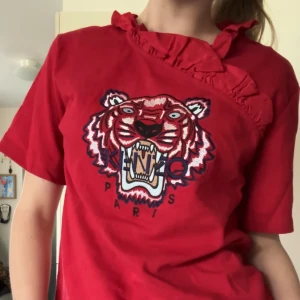 Röd kenzo topp - As cool Kenzo topp med volanger❤️‍🔥Bra kvalitet! Såå fin till svart kjol eller liknande