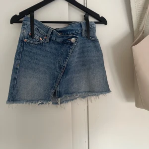 Jeans kjol❤️ - Säljer en blå jeanskjol från Perfect Jeans( Gina Tricot) Inte använd alls mycket och är i ett jätte fint skick! Skriv vid fundering eller intresse!🙏