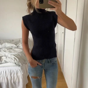 Polo topp - Skitsnygg kortärmad polotröja från zara med slitsar på sidan💙💙storlek m men passar även mindre