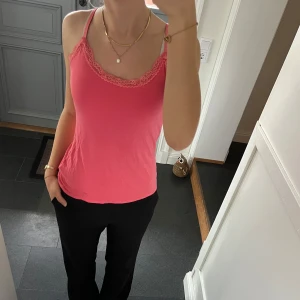 Rosa spetstopp  - Rosa linne med spets från P.J.Salvage i storlek 36. Passar S och M. Använd gärna köp nu!