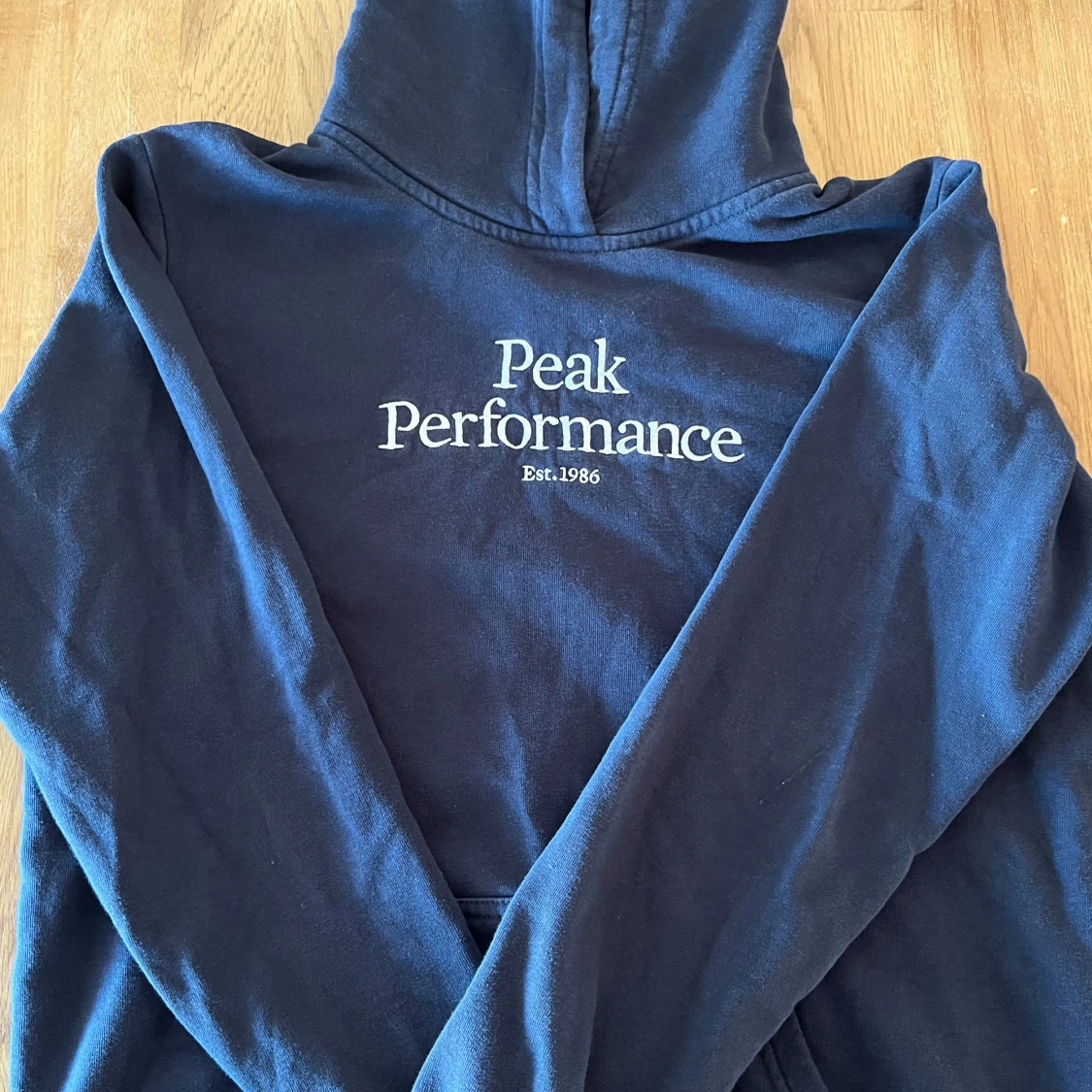 Mörkblå hoodie från Peak Performance - 1