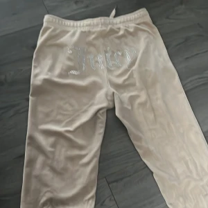 Beige mjukisbyxor från Juicy Couture - Juicy byxor i bra skick, storlek M. 
