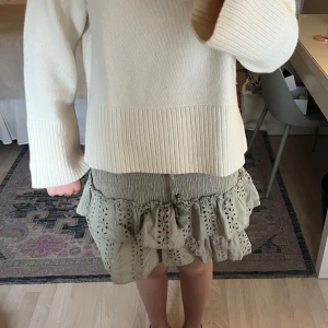 Grön volangkjol med broderade detaljer - Supersöt grön kortkjol med volanger och broderade hålmönster från Zara. Kjolen har smock i midjan och knytband med tofsar framtill. Perfekt för en varm sommardag!☀️