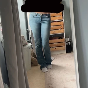 Ljusblå bootcut wrangler jeans - Wrangler jeans. Lång i benen jag är ca 176 och dom sitter bra i längden på mig. Skulle säga midwaist. Nypris ca 1200