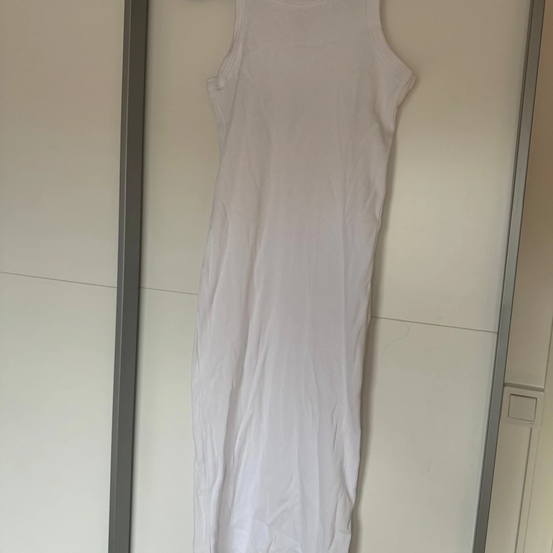 Vit lång ärmlös tajt klänning