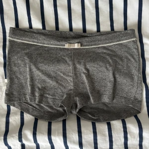 Grå shorts med rosett  - Mysiga grå pyjamashorts från Rituals i mjukt material som aldrig är använda. Dem sitter ganska tajt så skulle säga att storleken lutar mer mot XS. 