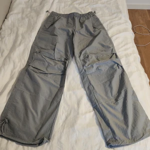Grå cargopants - Säljer ett par grå cargopants med 3gen skyfnings midja