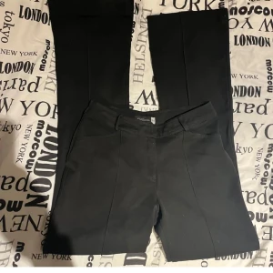 Svarta kostymbyxor från RC Collection - Säljer ett par svarta kostymbyxor från RC Collection. Byxorna är midwaist och utsvängda. 
