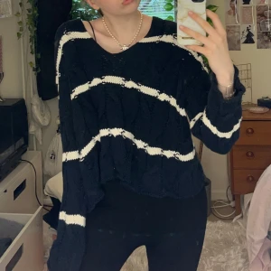 Randig kabelstickad tröja från Zara - Säljer den här supersnygga V-ringade marinblåa tröjan med vita ränder från Zara. Köpt från Plick men i väldigt bra skick💗