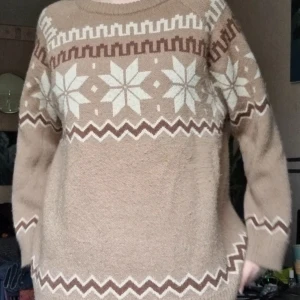 Beige stickad tröja med mönster  - Tröjan är från DAZY, storlek M. Den är lite nopprig men har hållt sig mjuk och är perfekt för kyliga kvällar ❄️