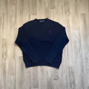 Polo tröja - Marinblå tröja från polo i fint skick förutom en liken skavank på axeln 