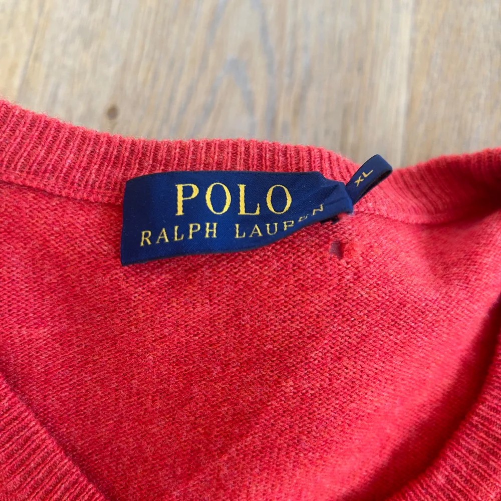 Säljer en Ralph Lauren sweater. Tröjan är orange och av merinoull. Tröjan är i bra skick, men har ett väldigt litet hål som syns på bilden. Storlek L. Priset kan diskuteras. . Neuleet.