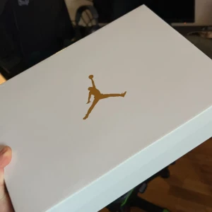 Nike Air Jordans Low i vitt och ljusblått - Säljer ett par Nike Air Jordans Low i fräscht vitt och ljusblått. Skorna har klassisk rund tå, platt sula och snörning. Perfekta för dig som vill ha en stilren sneaker med ikonisk design och snygga färgdetaljer.