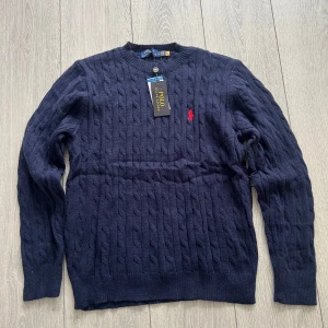 Ralph lauren stickad tröja  - Helt ny stickad tröja från Ralph lauren aldrig använd. Hör av dig vid frågor samt funderingar. Storlek M men kan användas hos S