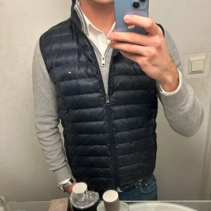 Tommy Hilfiger väst - Köpt på deras butik nära Stureplan✅                           Storlek M och passar mig som är 193 längmässigt Priset kan diskuteras👉