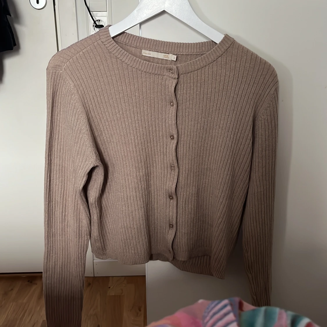 Beige ribbad kofta från 157