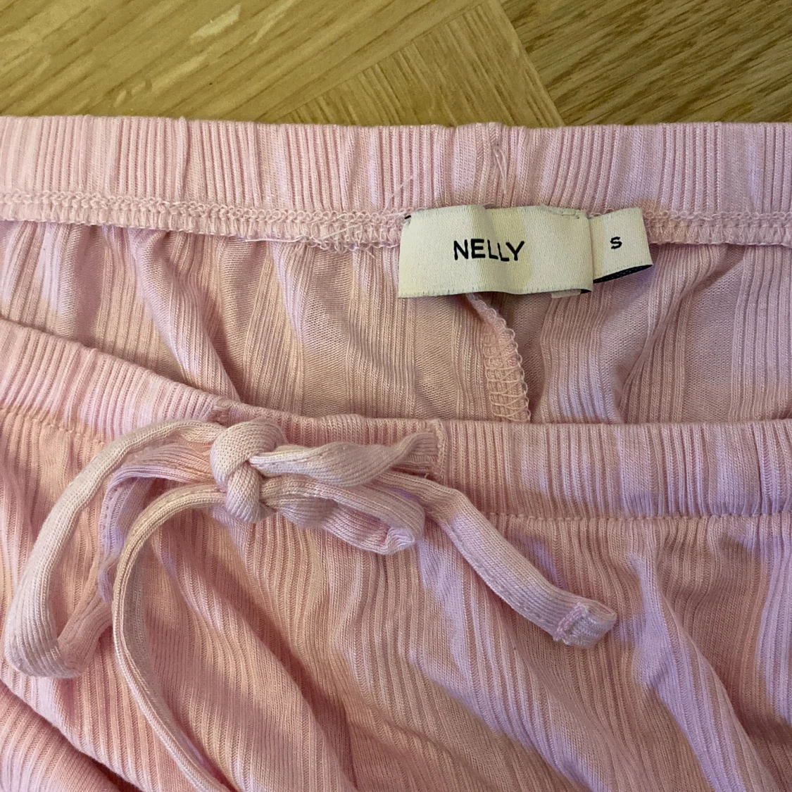Ljusrosa mjukisbyxor från Nelly - 1