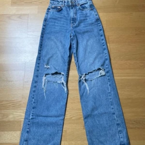 Blå jeans med slitningar och revor från Gina - Från Gina Tricot, Premium Denim. Knappt använda. Stl 32.