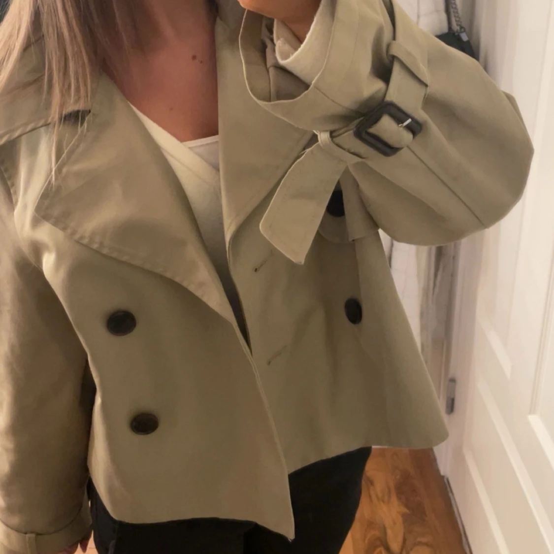 Beige croppad trenchcoat från H&M - 1
