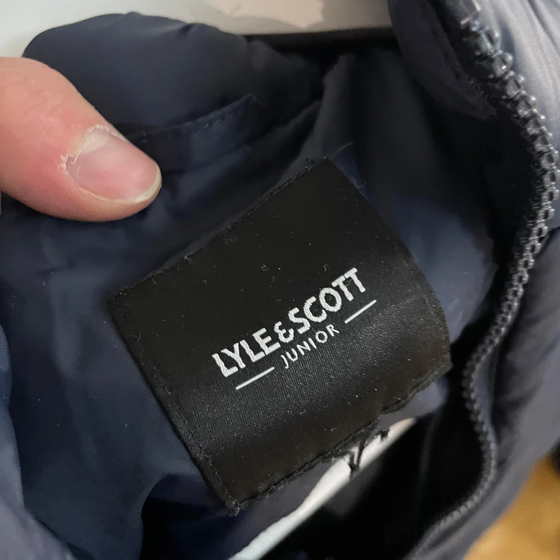 Mörkblå dunväst från Lyle & Scott  - 2