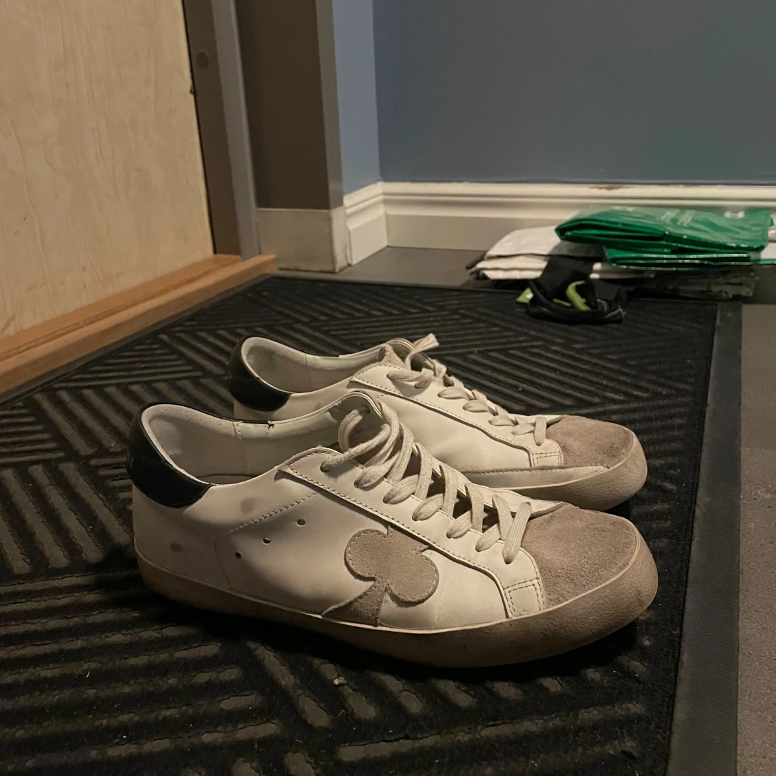 Vita sneakers från The Gallerist med grå detaljer - 1