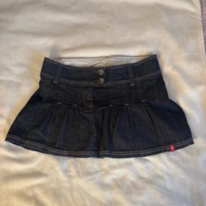 Lowwaist mini jeans kjol - Vintage mini kjol från esprit som är lågmidjad. 80cm är omkretsen, tänk på den är lågmidjad o ska sitta på höfterna inte uppe i midjan