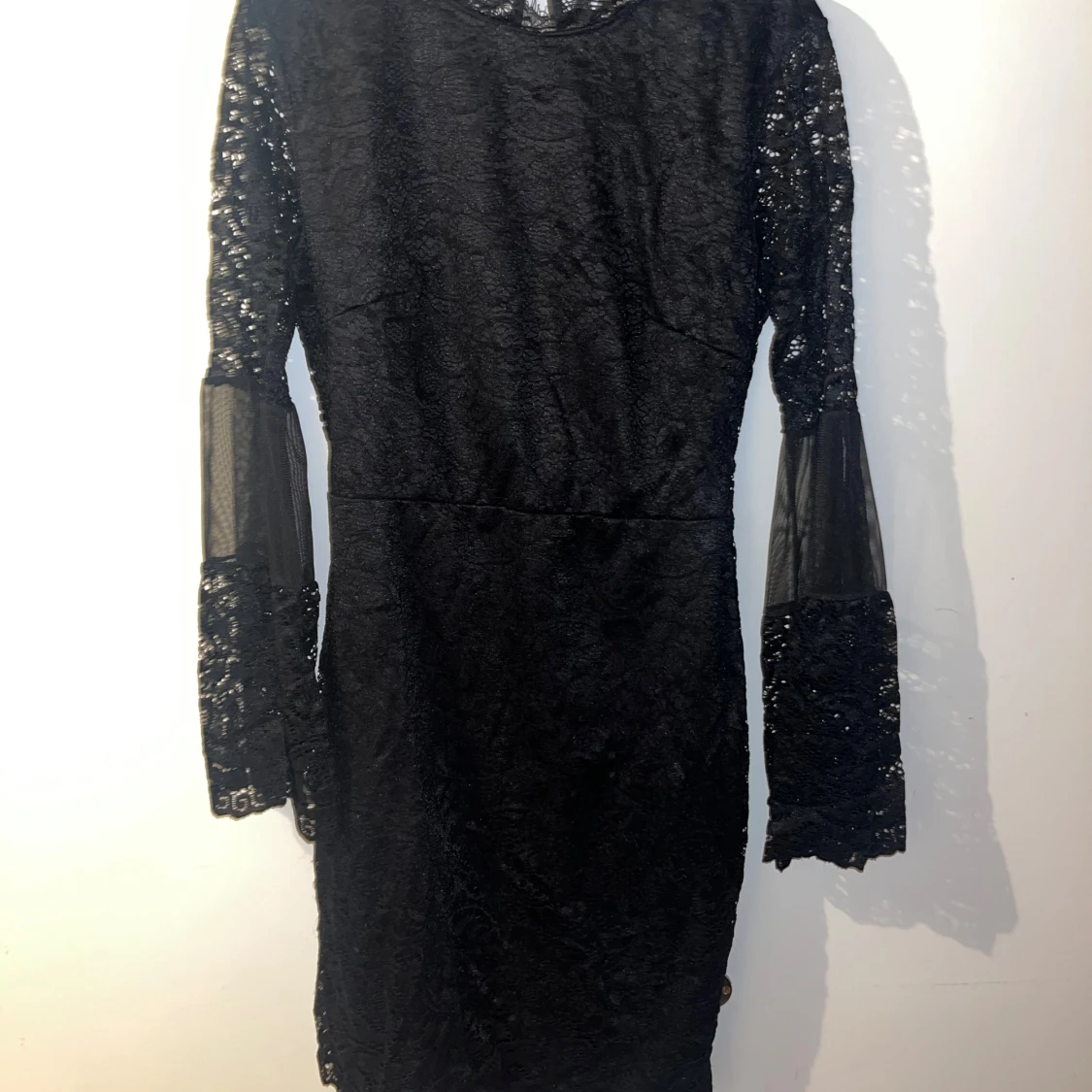 Svart spetsklänning med vida ärmar - 3