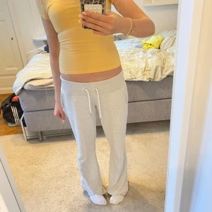 Gul kortärmad topp från Gina Tricot - Säljer en enkel och snygg gul topp från Gina Tricot. T-shirten har korta ärmar och rund halsringning. Perfekt att matcha med jeans eller kjol för en fräsch look.