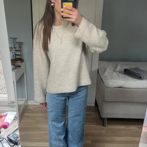 Pull and bear jeans - Säljer mina vida mörkblåa pull&bear-jeans då de inte kommer till andvändning. De är i jättebra skick eftersom jag bara har använt de tre/fyra gånger. Storlek xs men långa i benen. 