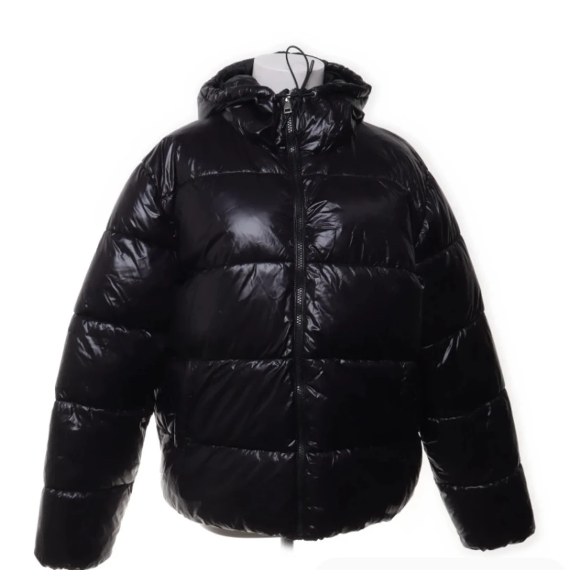 Svart pufferjacka med huva