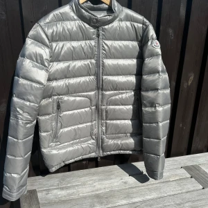 Moncler Acorus - Moncler Acorus, storleken är 2, passar S/M. Skriv vid frågor eller funderingar!