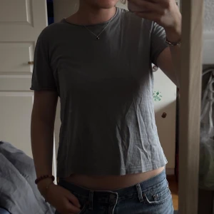 grå t-shirt - från zara