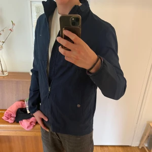 Fet Tommy Hilfiger vårjacka - Perfekt Tommy Hilfiger jacka inför våren, storlek XL, men passar även L, skick 9/10 