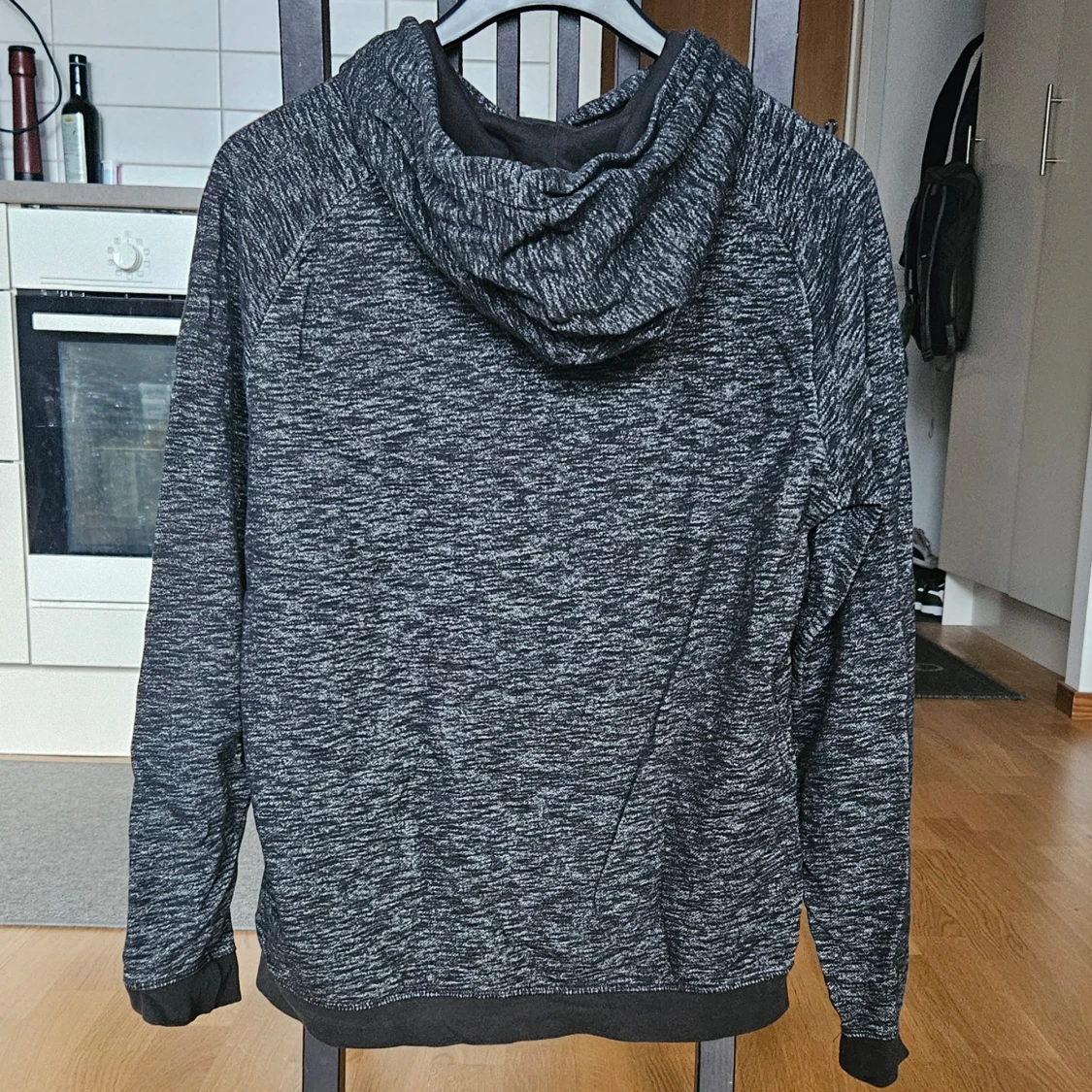 Mörkgrå hoodie från H&M - 1