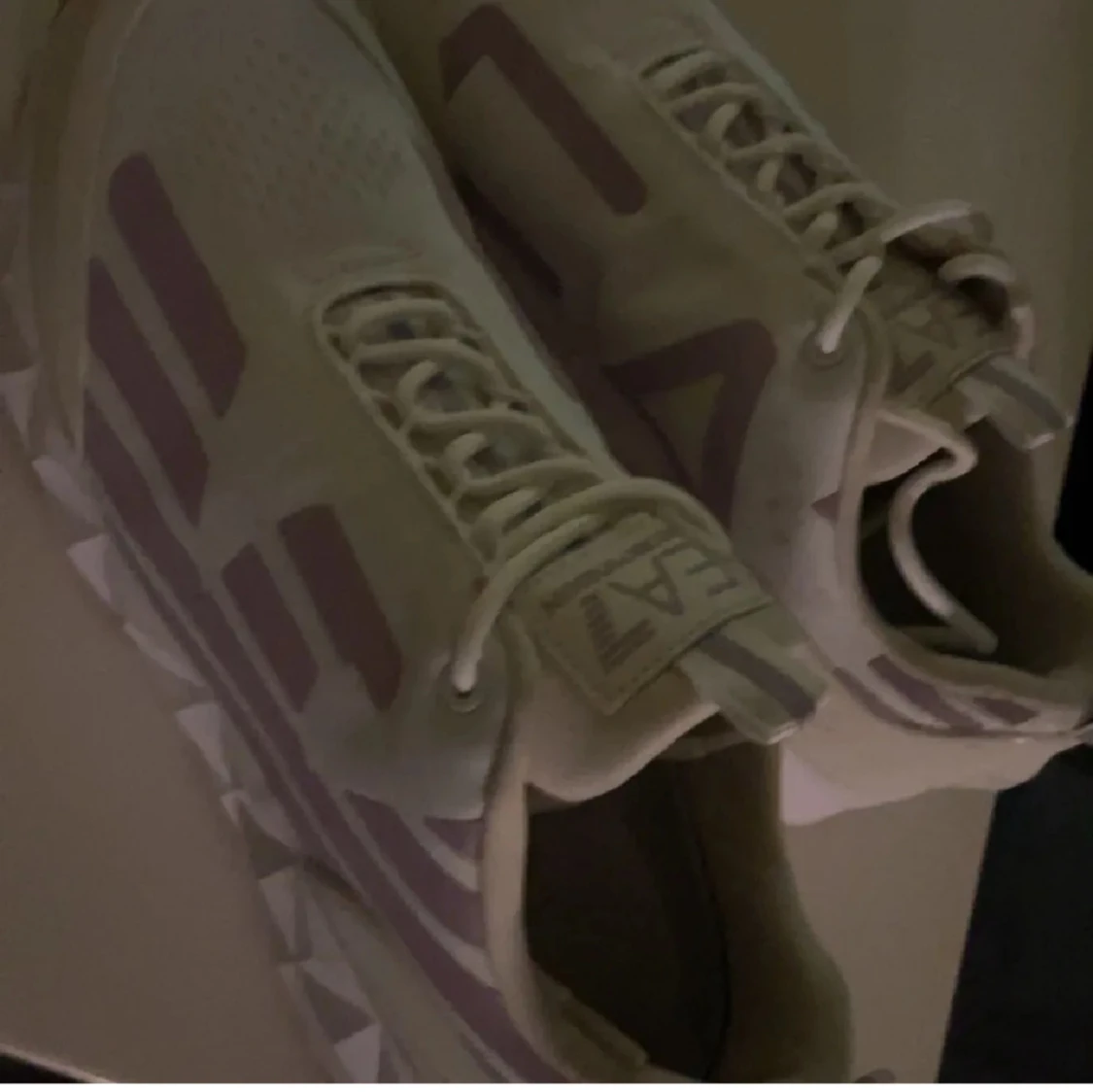 Vita och lila sneakers från EA7 - 1