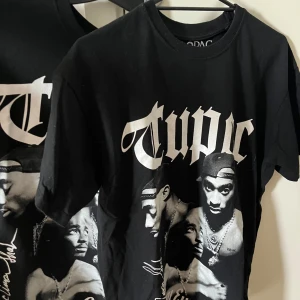 Oversized tupac tröja - Säljer två st tupac tröjor i både S & M.