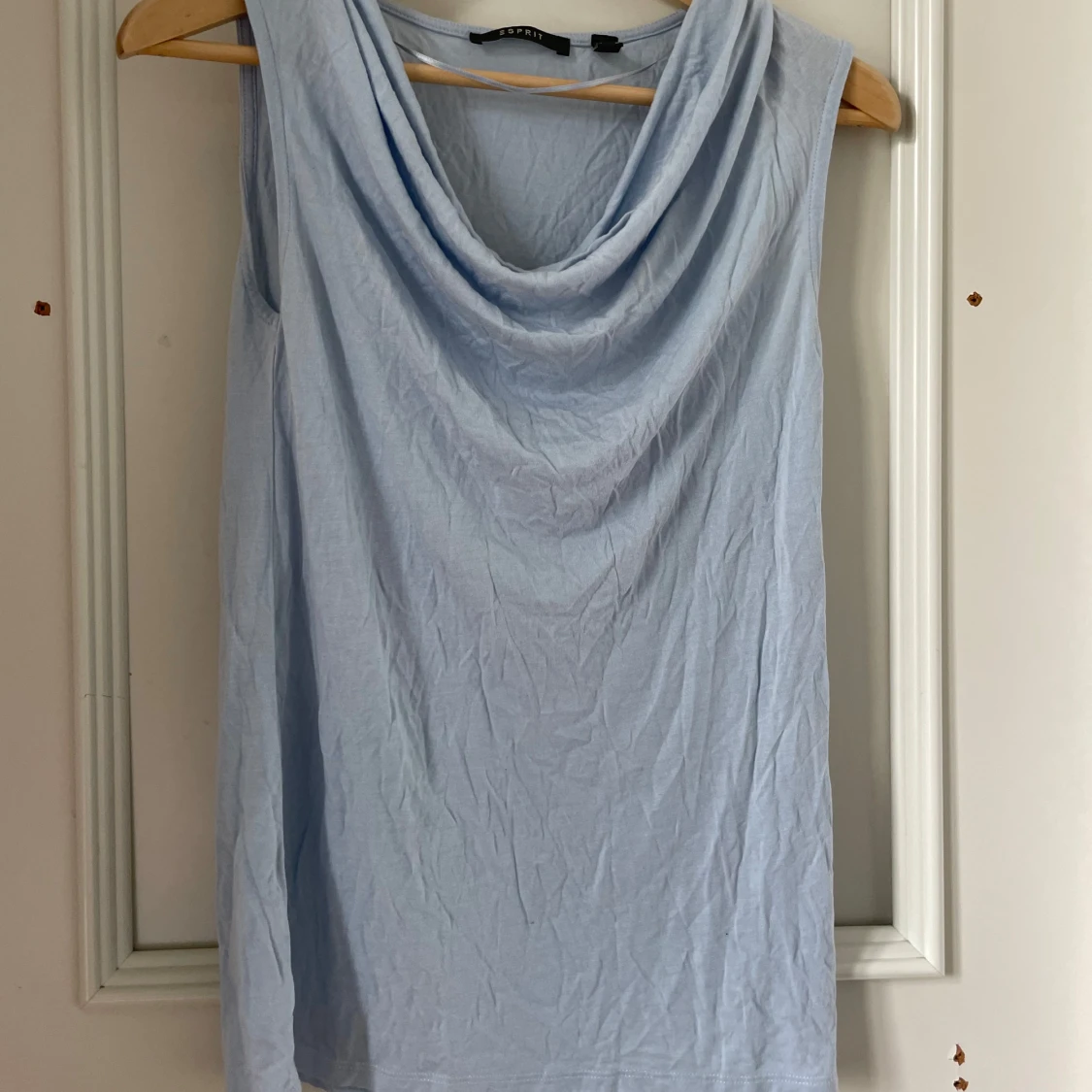 Ljusblå ärmlös topp med draperad hals från Esprit